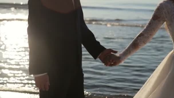 Couple nouvellement marié sur la plage tropicale après le coucher du soleil mariage, Mariée romantique et marié — Video