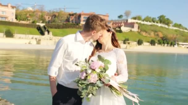 Pareja enamorada caminando en la playa al atardecer — Vídeos de Stock