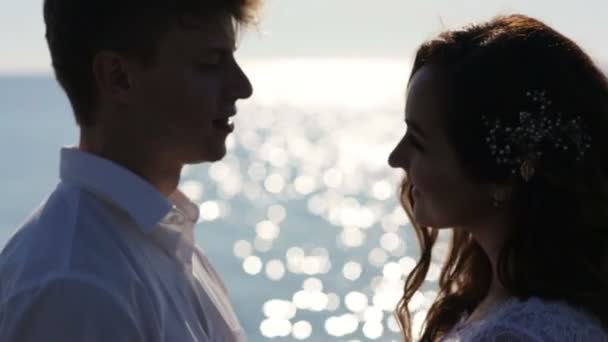 Silhouette de couple à la plage. Lumière du coucher du soleil . — Video