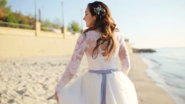 Une belle mariée debout sur une falaise sur la mer — Video