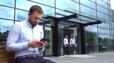 Genç işadamı sokakta onun tablet kullanma.