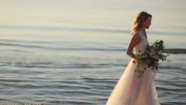 Hochzeitsbraut posiert im Sonnenlicht — Stockvideo