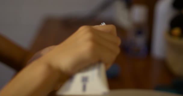 Усміхнена дівчина тримає зубну щітку і кладе на неї зубну пасту, крупним планом — стокове відео