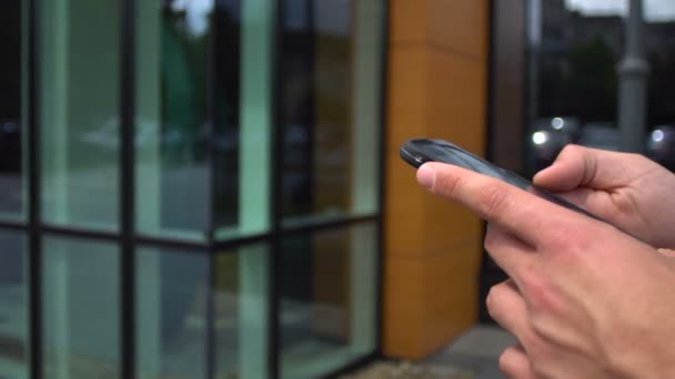 Busy businessman using his phone in the street. — Stock Video