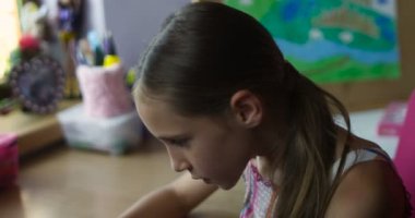 Resepsiyon kreş, oyun oynamayı smartphone ile oturan gülümseyen liseli kızlar