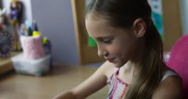 Resepsiyon kreş, oyun oynamayı smartphone ile oturan gülümseyen liseli kızlar
