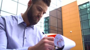 Onun projede çalışan çekici genç işadamı.