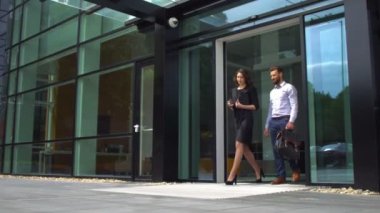 Çok güzel iş kadını sokakta kahve içme.