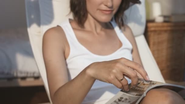 Husband serves coffee to his wife while she is reading magazine, focus at white cup — Stock Video