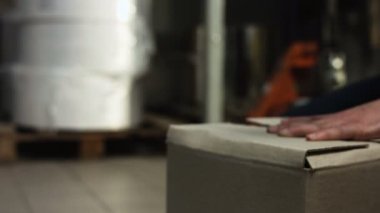 Malların uluslararası hedeflere doğru Sevkıyatın karton kutular bir çalışanın en iyi görünümünü kapatır