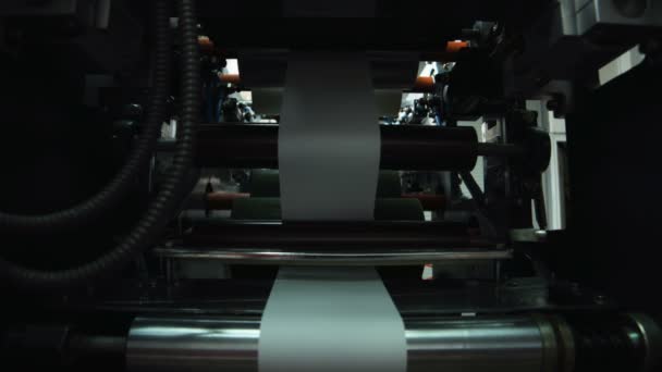 CNC-Fräsmaschine produziert Metalldetails auf factory.shot auf roter Digitalkamera in 4k, so dass Sie leicht zuschneiden, drehen und zoom.proreshq Codec - ideal für die Bearbeitung, Farbkorrektur. — Stockvideo