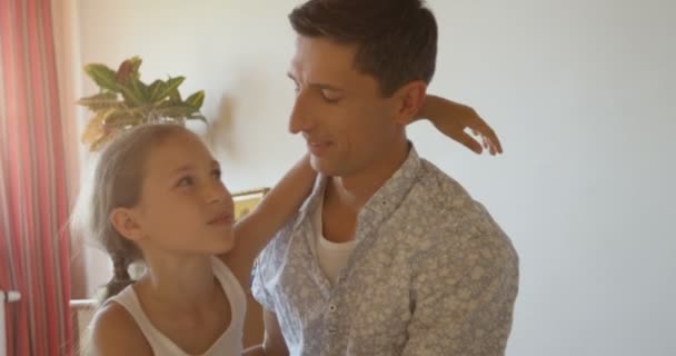 Affascinante ritratto di felice padre e figlia abbracciando a casa sfondo interno — Video Stock