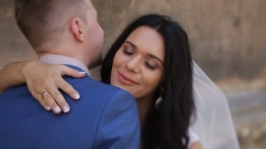 Bir mutlu gelin ve damat şehir sokak ve güzel sarılma üzerinde mavi takımı ayakta Close-Up