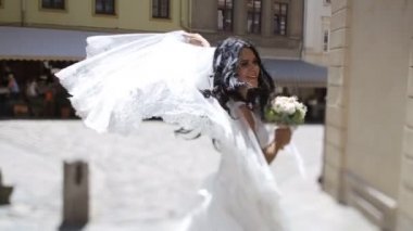 Beyaz elbise ve eski şehir sokakta dans peçe şık kadın