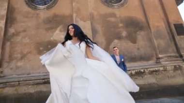 Ona elbise ve süre mutlu damat üzerinde arka plan ayakta beyaz peçe dans mutlu güzel duygusal seksi esmer gelin