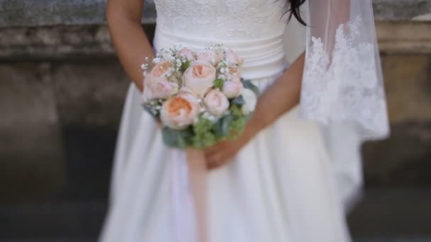 Sposa in abito di pizzo in possesso di bellissimi fiori da sposa bianchi bouquet, primo piano — Video Stock