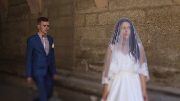 Gros plan d'un marié levant son voile de mariée et découvrant son beau visage, à l'extérieur — Video