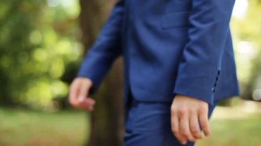 Damat güneşli gün doğa üzerinde yürüyüş mavi elbiseli yan görünüm kadar kapatın
