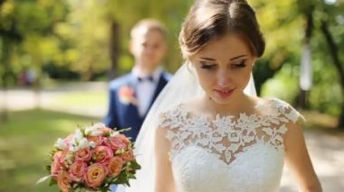 Yakışıklı damat gelir için çekici sarışın gelin buketi arkasında, ile açık havada