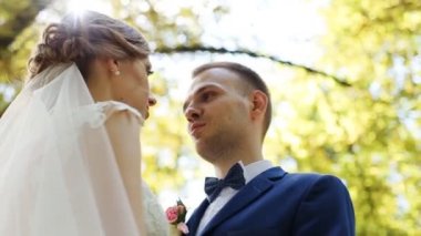 Güzel gelin ve damat birbirine güzel yeşil park adlı bakarak aşık görüntülemek aşağıdan