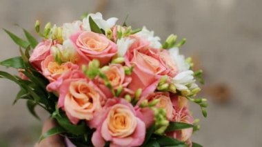 Turuncu pembe Gül ve sarı renkli arka plan üzerinde tipik güzel çiçek buketi