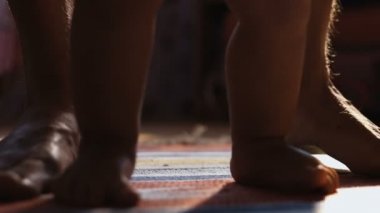 Close-Up bebek çocuğun arkasında, babamla ilk adımlarını güneşli Oda