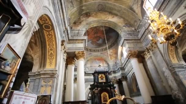 Vertikale Panoramaaufnahme. Blick auf die Bänke, Vintage-Decke, Interieur, Statuen, Fresken, alte Orgel — Stockvideo