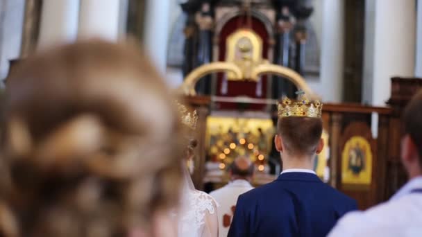 Klassische Hochzeitszeremonie eines stilvollen jungen Luxus-Brautpaares in der alten Kirche — Stockvideo