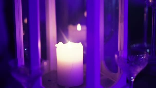Panela de ajuste de mesa decorativa com luzes de vela em uma recepção de casamento. 1080p HD . — Vídeo de Stock