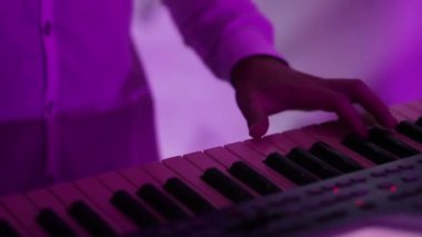 Bir adam bir synthesizer oynarken