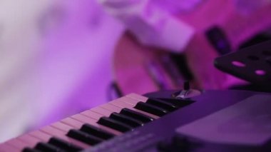 Bir adam bir synthesizer oynarken
