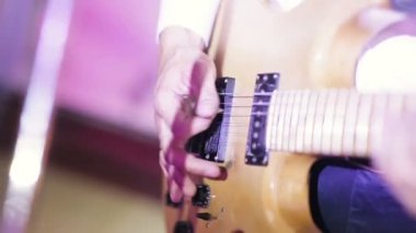 Adam gitaristi elektrik gitar çalmak