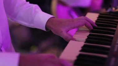 Bir adam bir synthesizer oynarken