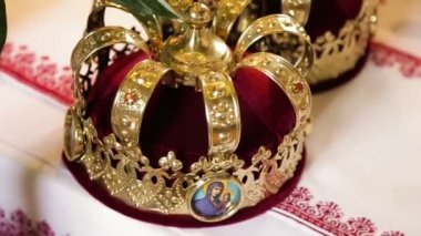 Evlilik bir kilisede tören için hazırlanan iki düğün kron yakın çekim.