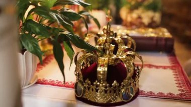 Evlilik bir kilisede tören için hazırlanan iki düğün kron yakın çekim.