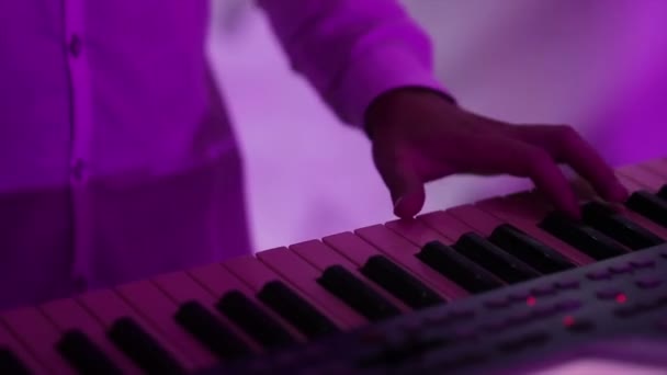 Een man die spelen op een synthesizer — Stockvideo