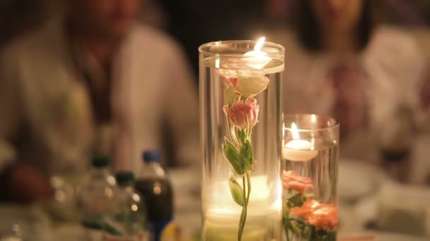 Table décorative mettant en casserole avec des lumières de bougie à une réception de mariage. 1080p HD . — Video