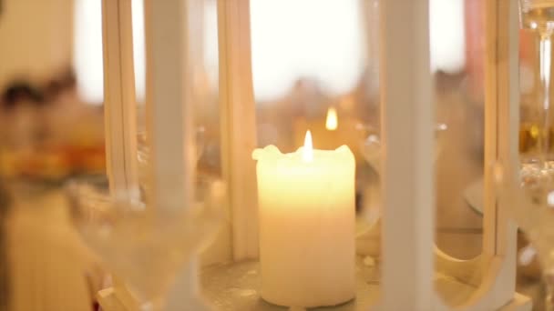 Οι διακοσμητικοί επιτραπέζιοι ρύθμιση τηγάνι με κερί φώτα σε μια γαμήλια δεξίωση. 1080p Hd. — Αρχείο Βίντεο