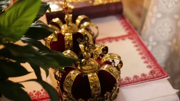 El primer plano de dos coronas de boda preparadas para la ceremonia del matrimonio en la iglesia . — Vídeos de Stock