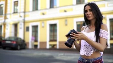 Amatör fotoğrafçı. Olumlu memnun gülümseyen kadın fotoğraf makinesi tutarak dinlenme