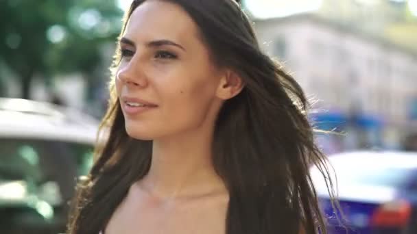 Młody uśmiechnięta brunetka kobieta SMS-y na smartphone, spacery po mieście — Wideo stockowe