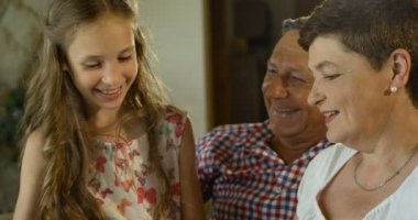 Aile, üretimi, eğitim ve dedem, torun ve büyükanne oturan fotoğraf albümü ile gülümseyen insanlar kavramı - evde kanepe