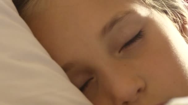 Calma menina loira tentando adormecer na cama close-up — Vídeo de Stock