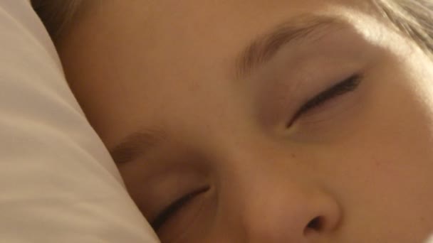 Klidná malá blondýnka snaží usnout v posteli detail — Stock video