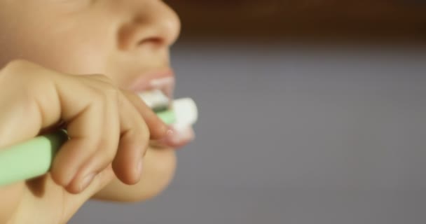 Una niña sonriente cepillándose los dientes en el baño. Hermoso niño sano en casa cepillarse los dientes y prepararse para la cama. Primer plano. . — Vídeo de stock