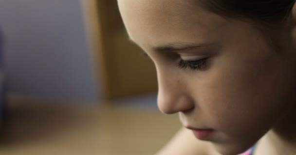 Close-up van een schattig klein meisje met behulp van toepassing op digitale tablet in haar handen — Stockvideo