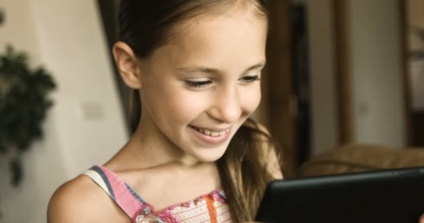 Lindo niño jugando en la tableta. Chica con tableta PC en casa — Vídeo de stock