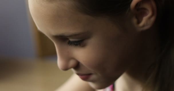 Gros plan de mignonne petite fille en utilisant l'application sur tablette numérique dans ses mains — Video