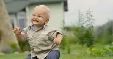 Şirin Bebek bir park, yeşil çimenlerin üzerinde ilk adımlar yakın çekim