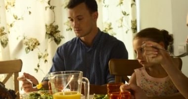 Çekici beyaz çok nesil aile birlikte sağlıklı bir yemek paylaşımı evde oturmuş